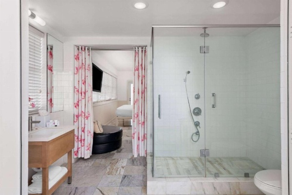 Townhouse Hotel by LuxUrban image 8